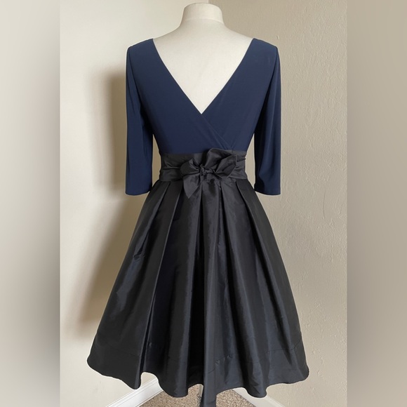 ADRIANNA PAPELL | Bateau Neck Two-Tone Short Dress, Size 6 - Picture 6 of 10